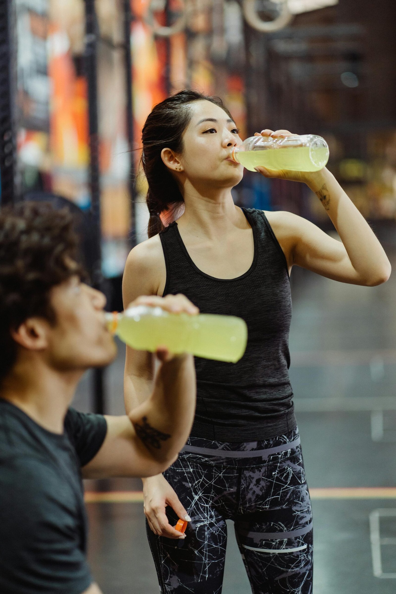 bebidas energéticas em uma academia.